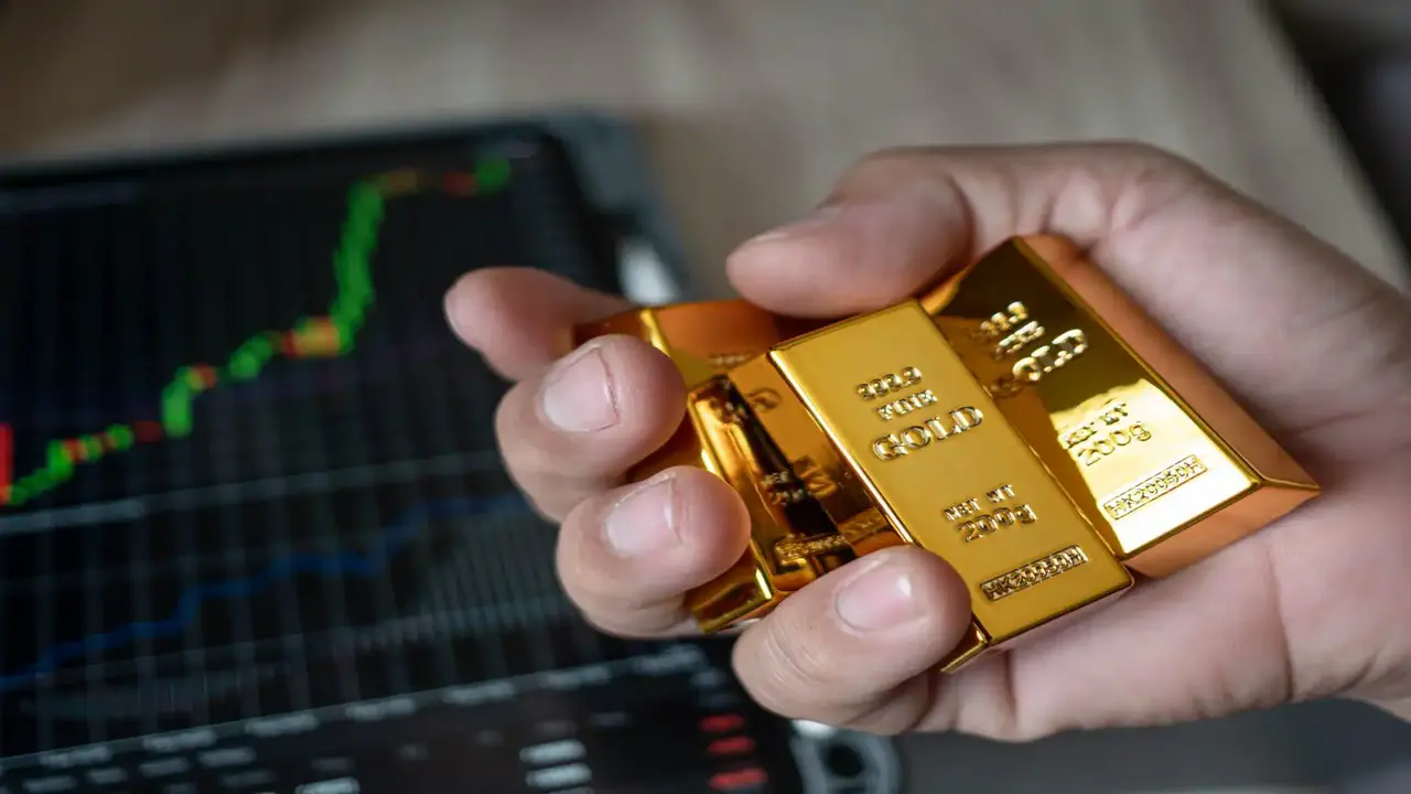 قفزة 2% في سعر الذهب وسط تراجع النفط وآمال التهدئة الإيرانية الأمريكية